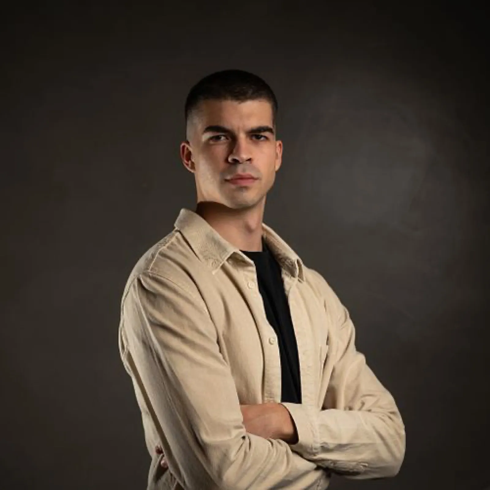 Alex Prieto, retrato de estudio con los brazos cruzados
