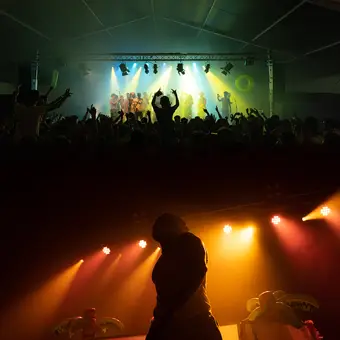 Concierto: público y focos naranjas