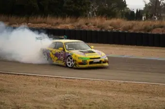 Rally: derrape entre humo
