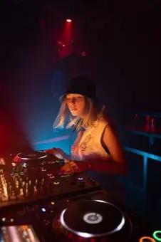 DJ pinchando con luz azul y roja